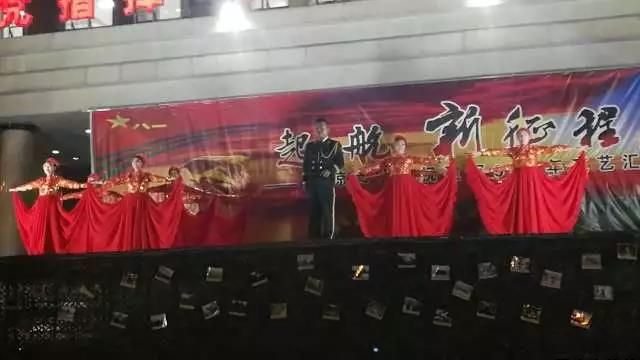 平?jīng)鲢垂军h委和興北路社區(qū)綠地廣場(chǎng)商圈黨建聯(lián)盟合作舉辦“謳歌新時(shí)代 共圓中國(guó)夢(mèng)”紀(jì)念改革開放四十周年大型群眾廣場(chǎng)文化活動(dòng)(圖1)