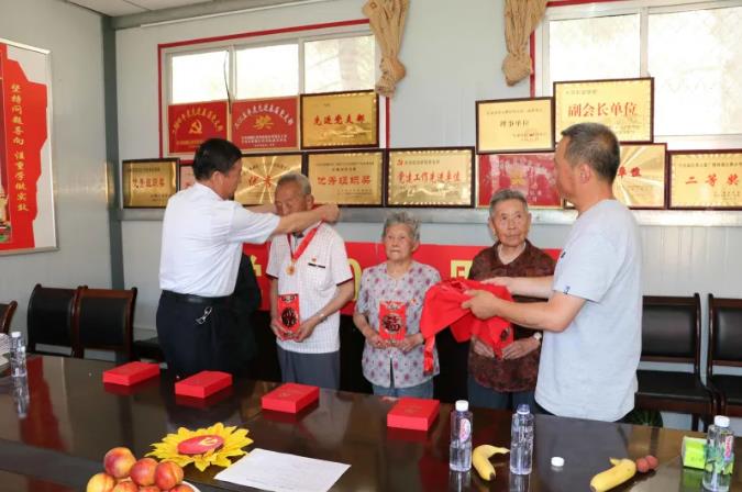 走訪慰問老黨員 深入實際學(xué)黨史—— 市政府國資委慰問泓源公司老黨員、困難黨員(圖2)