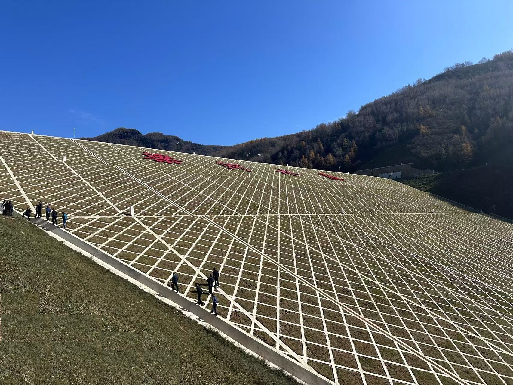 產(chǎn)投集團(tuán)水建公司承建的梁河水庫工程順利通過下閘蓄水驗收(圖1)